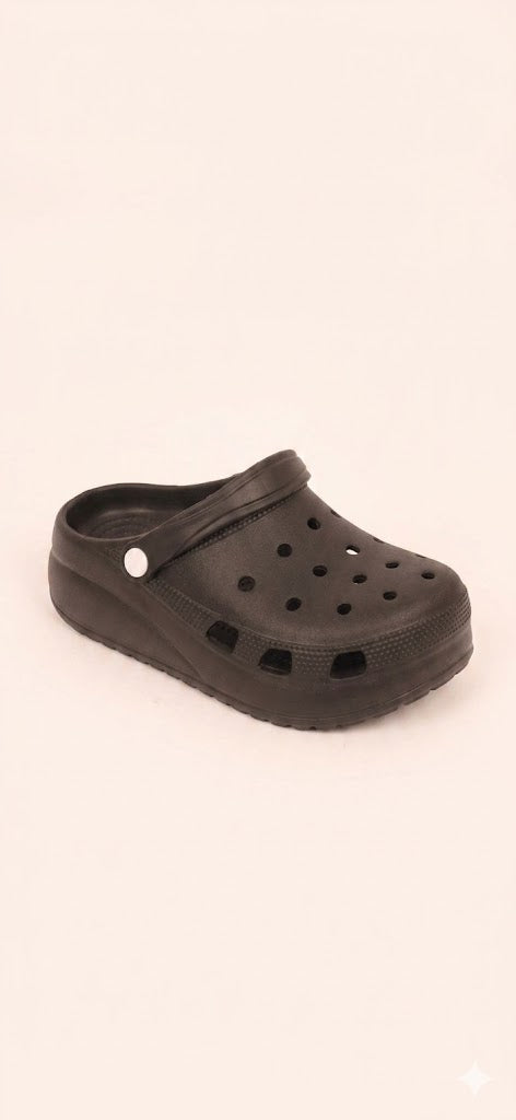 Sabot compensé noir plateforme ajouré style crocs semelle épaisse et bride arrière