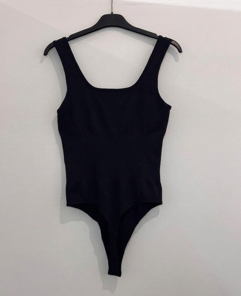 Body moulant côtelé avec larges bretelles et col carré