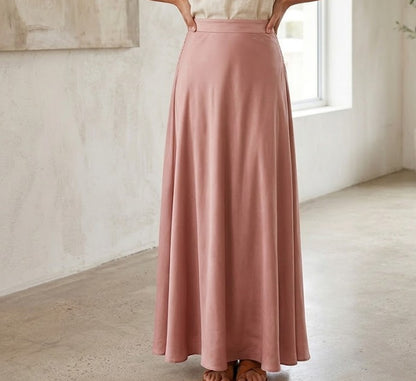 Jupe longue en satin fluide coupe évasée et taille haute
