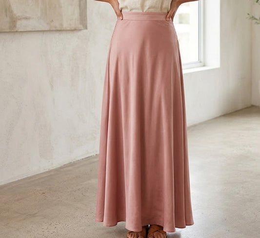 Jupe longue en satin fluide coupe évasée et taille haute