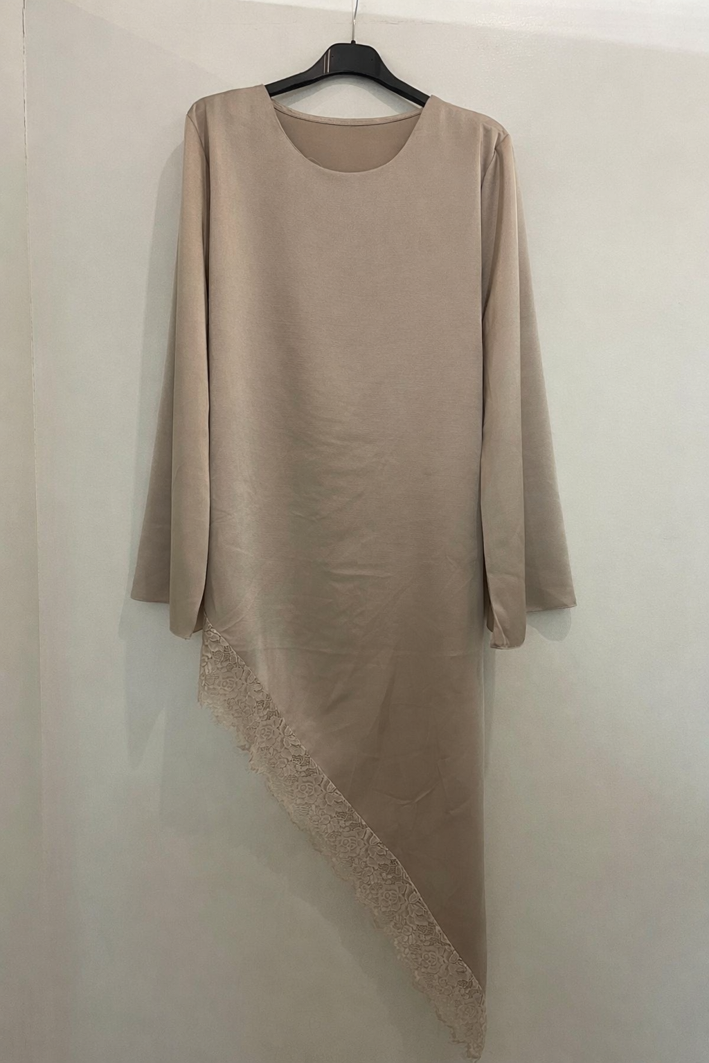 Tunique asymétrique avec finition dentelle