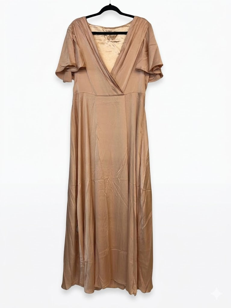 Robe longue en tissu satiné avec manches courtes volantées et décolleté V croisé