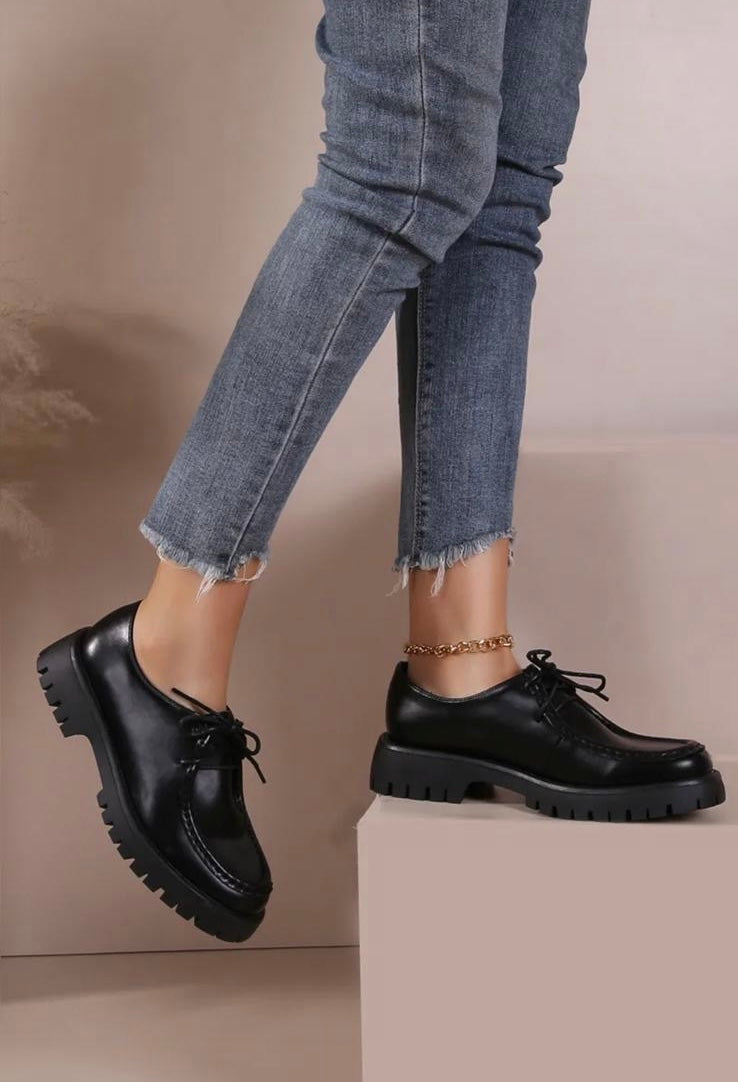 Mocassins en cuir à semelle crantée et lacets élégants