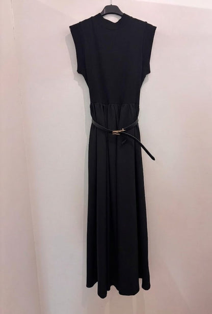 Robe longue sans manches col rond taille froncée & ceinture fine dorée