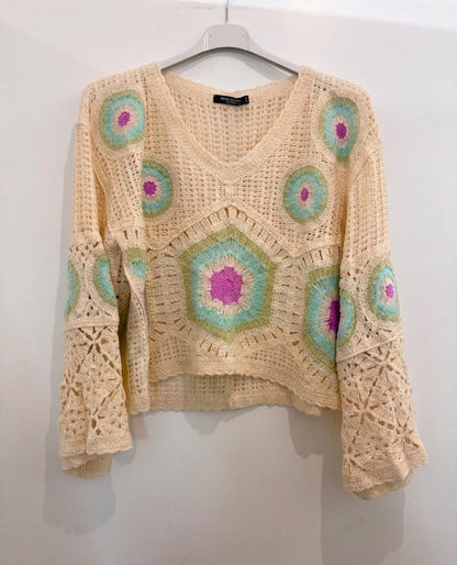 Top crochet écru motifs géométriques multicolores col V & manches évasées