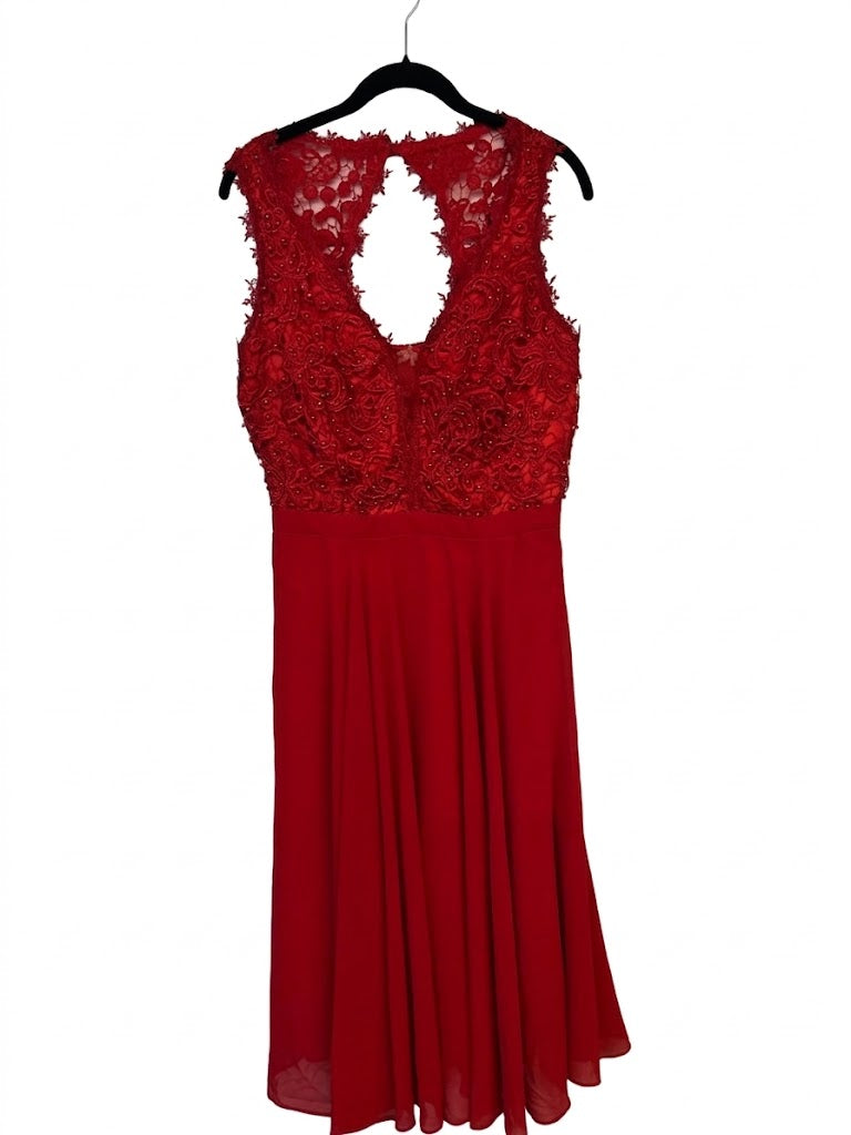 Robe courte avec bustier en dentelle brodée et perles