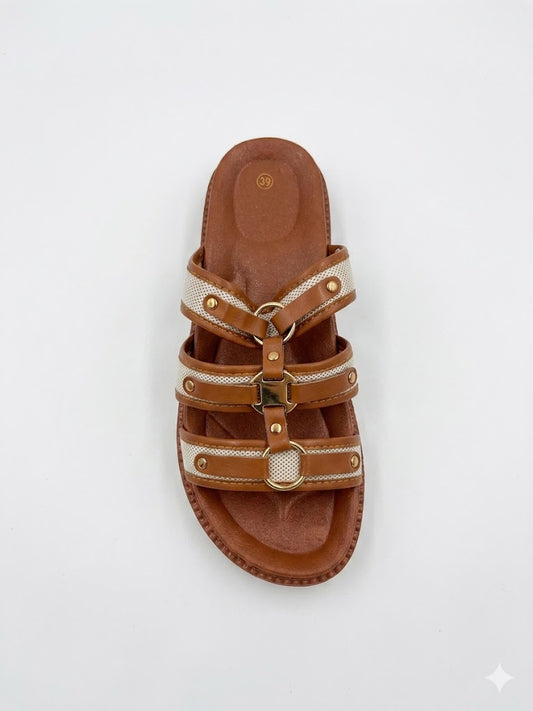 Mule plate camel à triple bride avec anneaux et rivets dorés