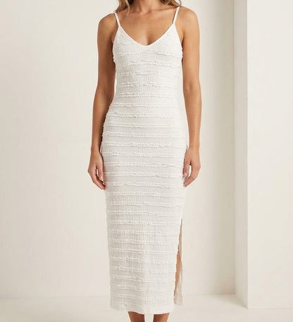 Robe en tissu texturé à bretelles fines décolleté V et fente latérale