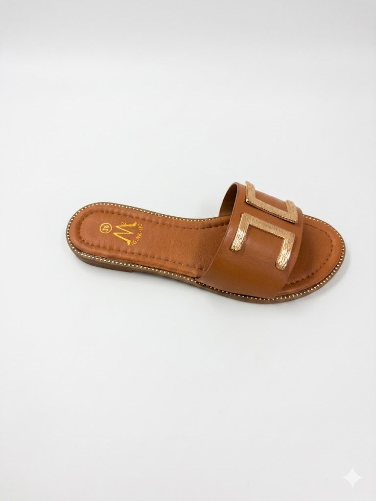 Mule plate camel en simili-cuir avec boucle dorée rectangulaire et liseré de clous dorés