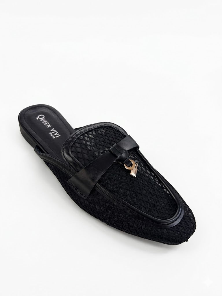 Mule plate style mocassin en résille avec empiècement cuir et détail chaîne dorée