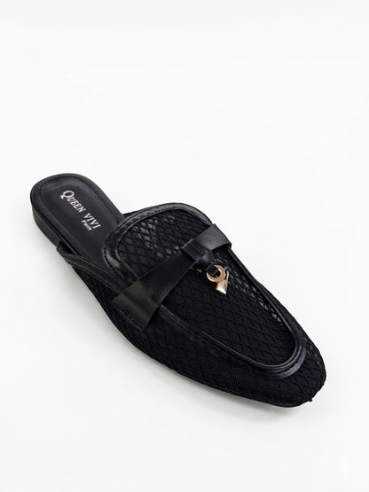 Mule plate style mocassin en résille avec empiècement cuir et détail chaîne dorée