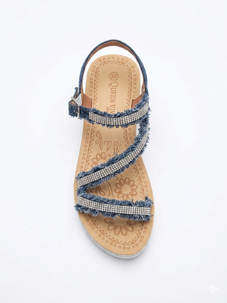 Sandale à brides croisées en denim bordées de micro-strass argentés et bride de cheville à boucle semelle gravée florale