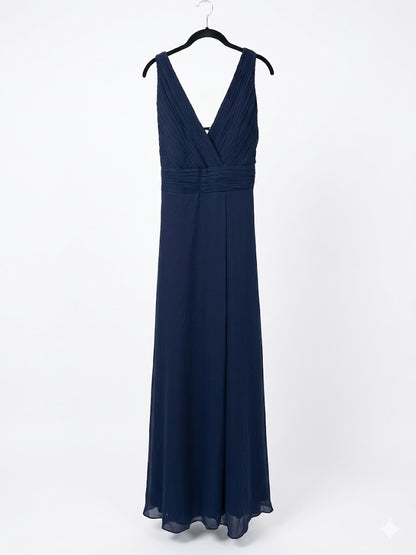 Robe longue sans manches avec buste plissé et décolleté V croisé