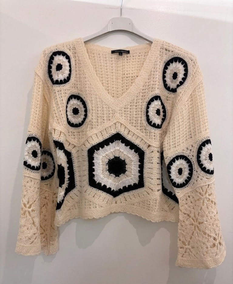 Top crochet écru motifs géométriques multicolores col V & manches évasées