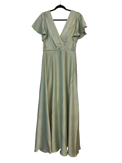 Robe longue en tissu satiné avec manches courtes volantées et décolleté V croisé