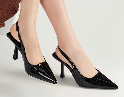Escarpins vernis à talons aiguilles et bride arrière élégante
