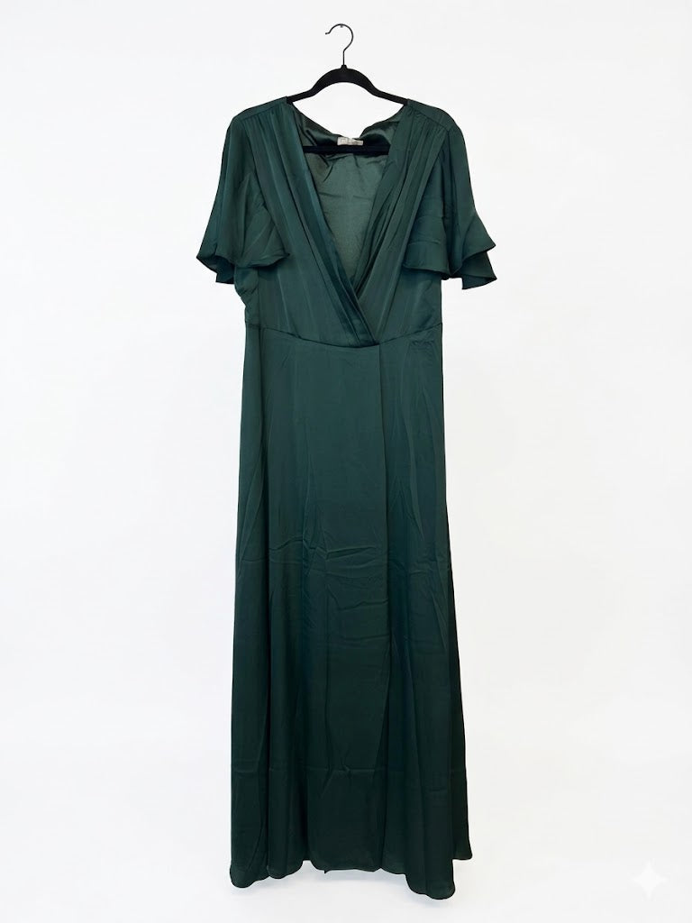 Robe longue en tissu satiné avec manches courtes volantées et décolleté V croisé