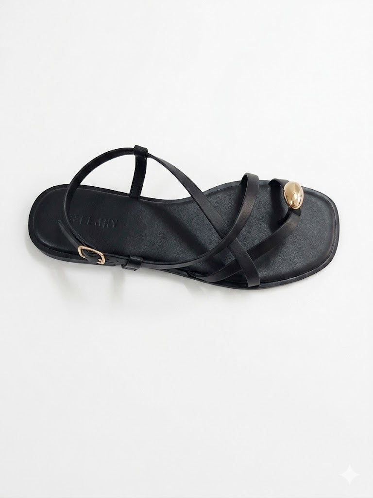 Sandales plates à fines brides croisées entre-doigts détail sphère dorée et boucle fine