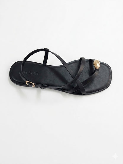 Sandales plates à fines brides croisées entre-doigts détail sphère dorée et boucle fine