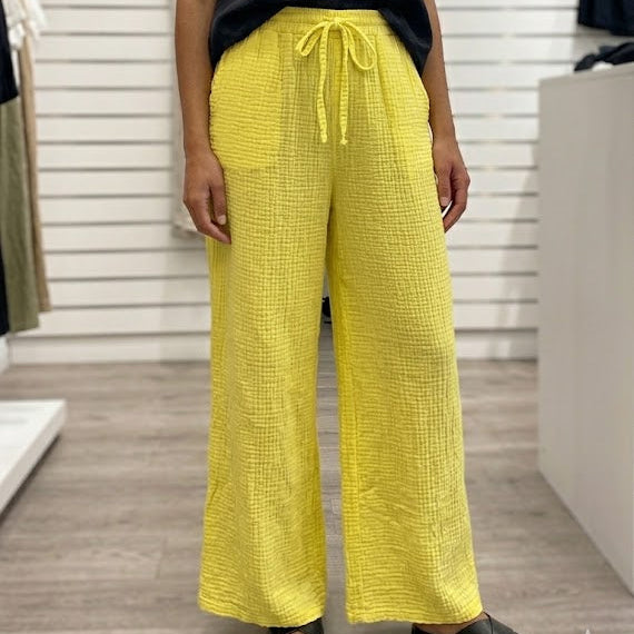 Pantalon en tissu gaze de coton texturé avec taille élastiquée et cordon