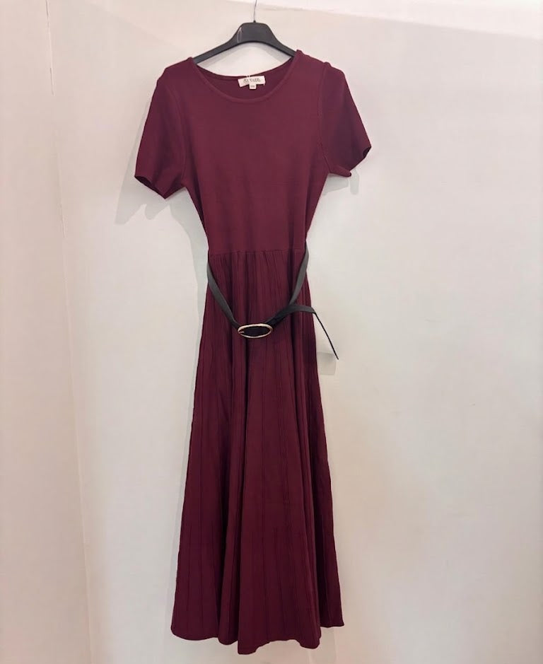 Robe midi col rond à manches courtes bas plissée évasée et ceinture fine noire