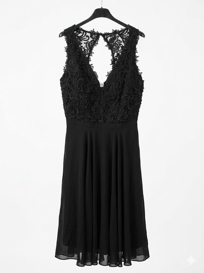Robe courte avec bustier en dentelle brodée et perles