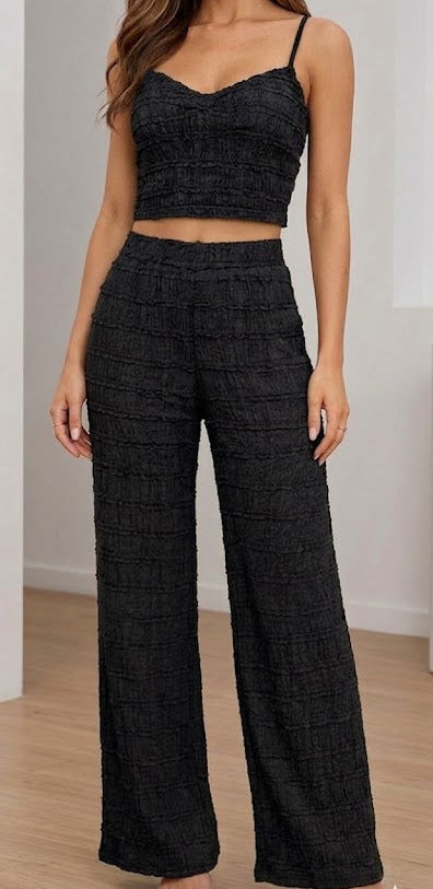 Ensemble deux pièces texturé crop top à bretelles et pantalon en tissu texturé