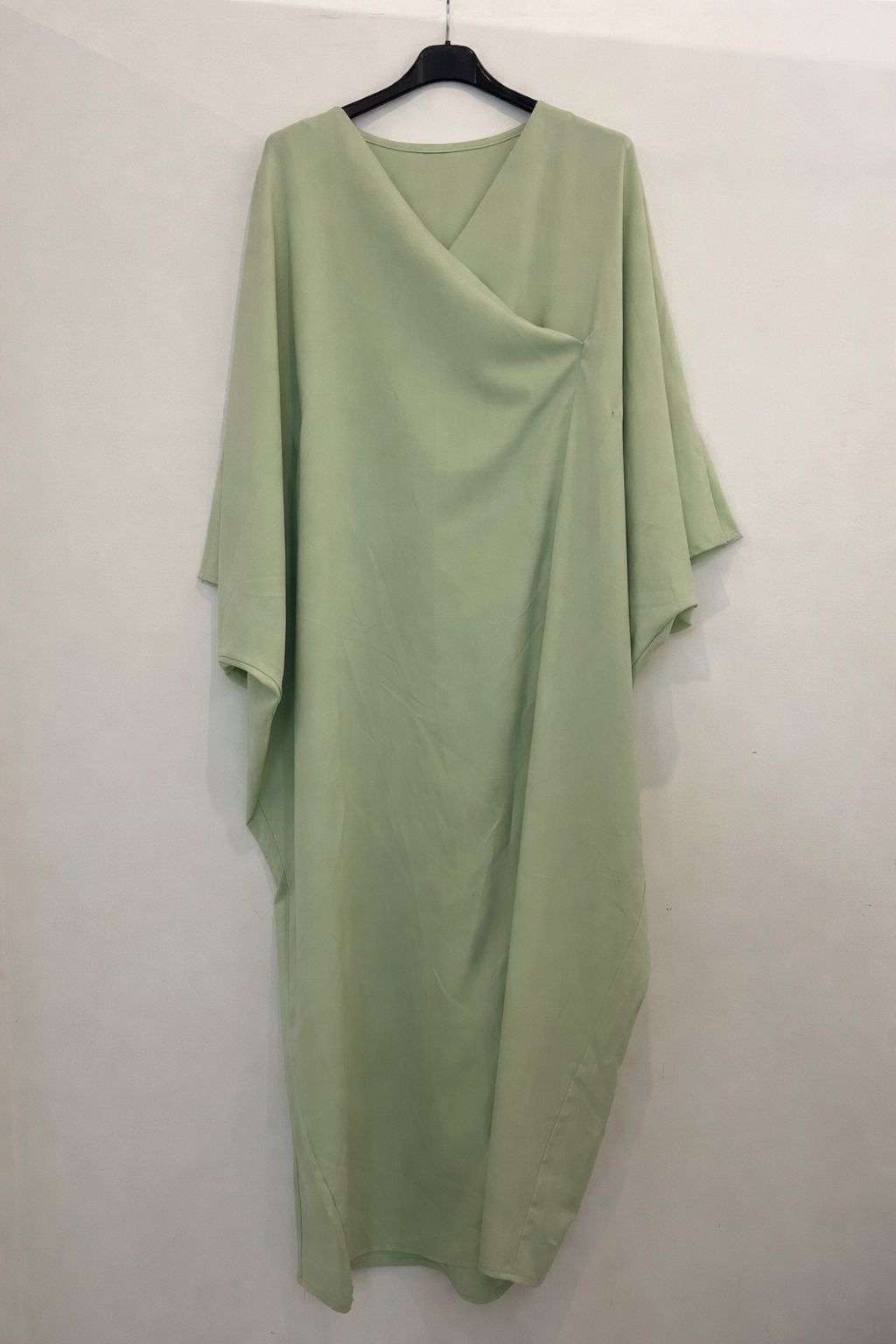 Robe longue drapée à manches larges