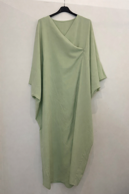Robe longue drapée à manches larges