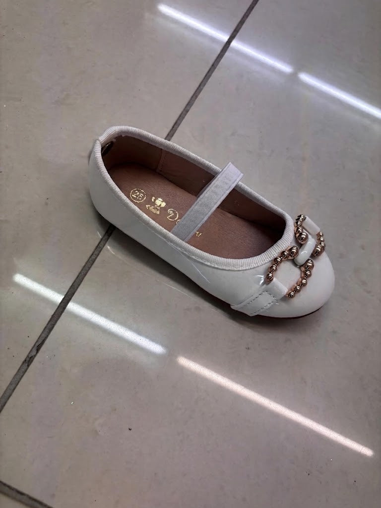 Ballerine blanche avec détail chaîne dorée sur le dessus
