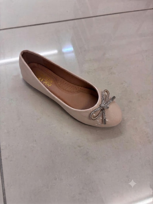 Ballerine plate vernie, nœud strassé