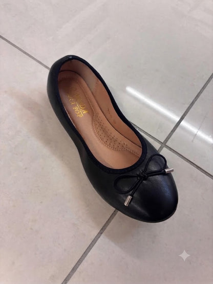 Ballerines plates en simili cuir à bout rond et petit nœud à embouts métalliques