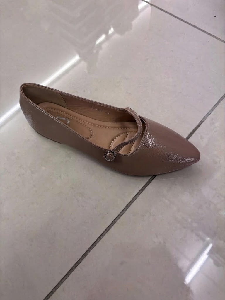 Ballerine plate taupe, bout pointu et bride vernie