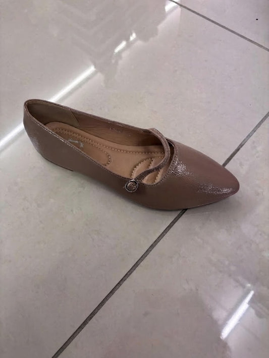 Ballerine plate taupe, bout pointu et bride vernie