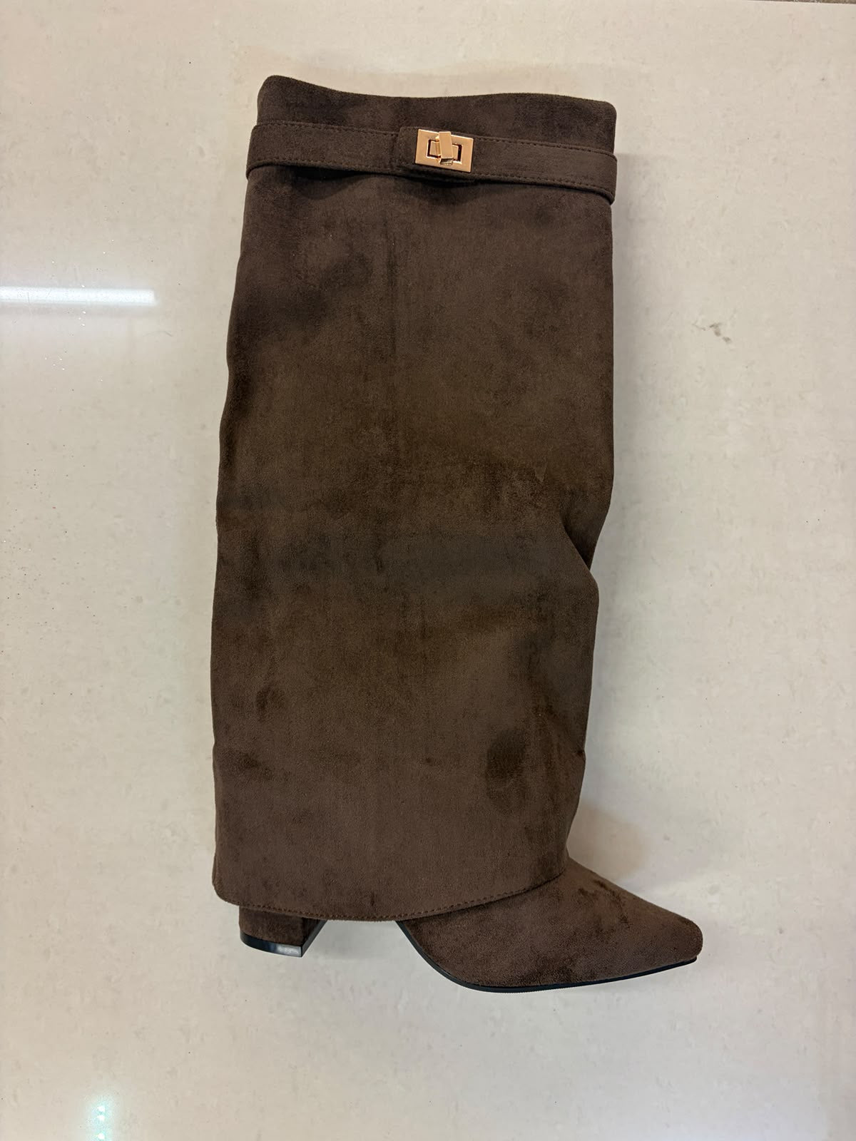 Bottes hautes en suédine à revers et boucle dorée