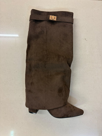 Bottes hautes en suédine à revers et boucle dorée