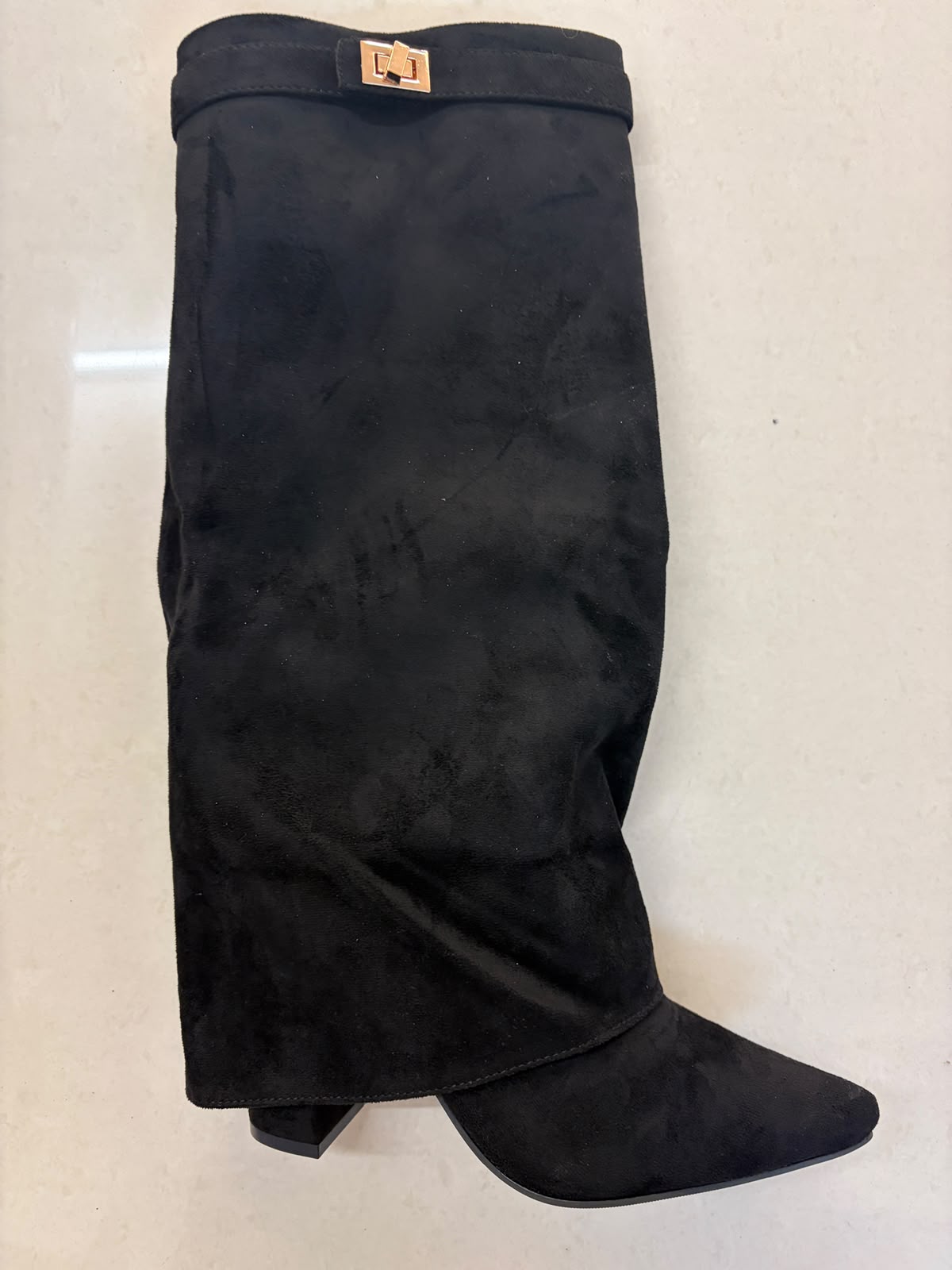 Bottes hautes en suédine à revers et boucle dorée