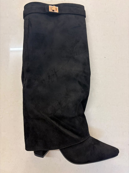 Bottes hautes en suédine à revers et boucle dorée
