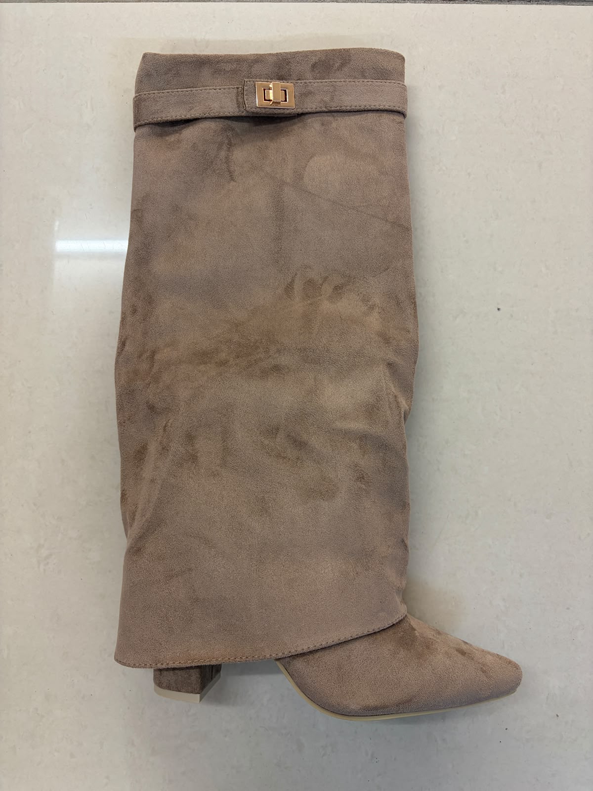 Bottes hautes en suédine à revers et boucle dorée