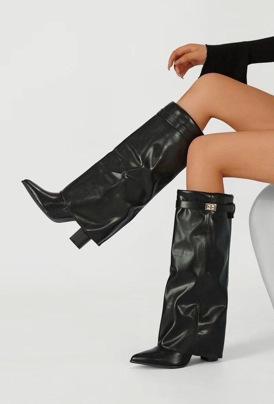 Bottes cavalières noires en cuir à revers et boucle dorée