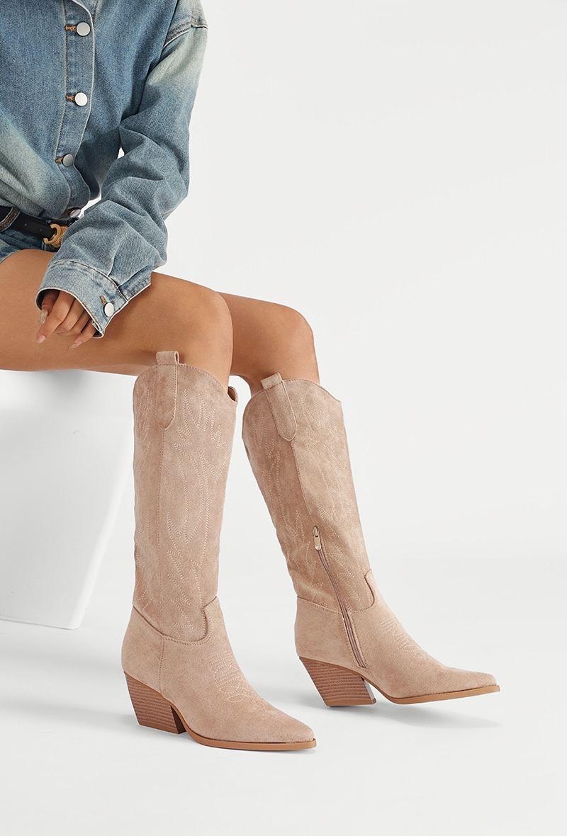 Bottes western en suédine brodées à talon carré