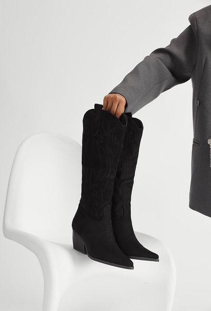 Bottes western en suédine brodées à talon carré