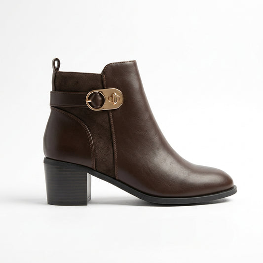 Bottines à boucle dorée et talon carré
