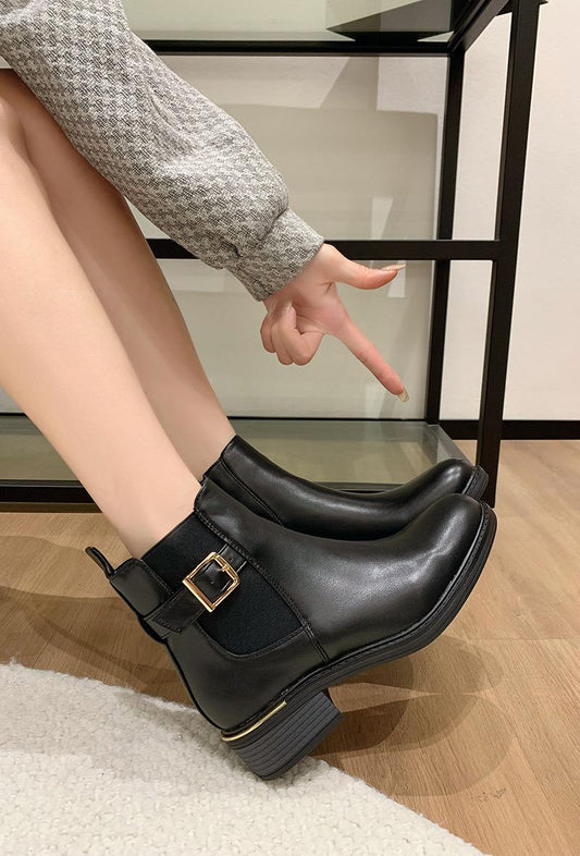 Bottines noires à boucle dorée et semelle crantée