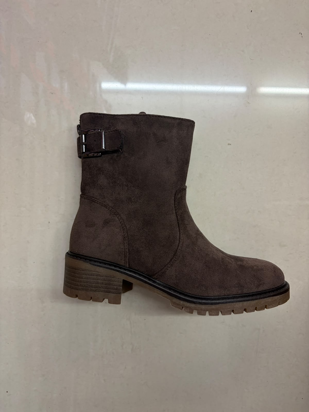 Bottines en suédine à boucle et talon bois