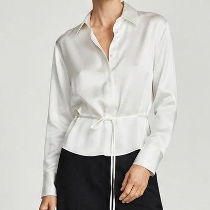 Chemise satinée cache-cœur à ceinture nouée