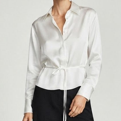 Chemise satinée cache-cœur à ceinture nouée