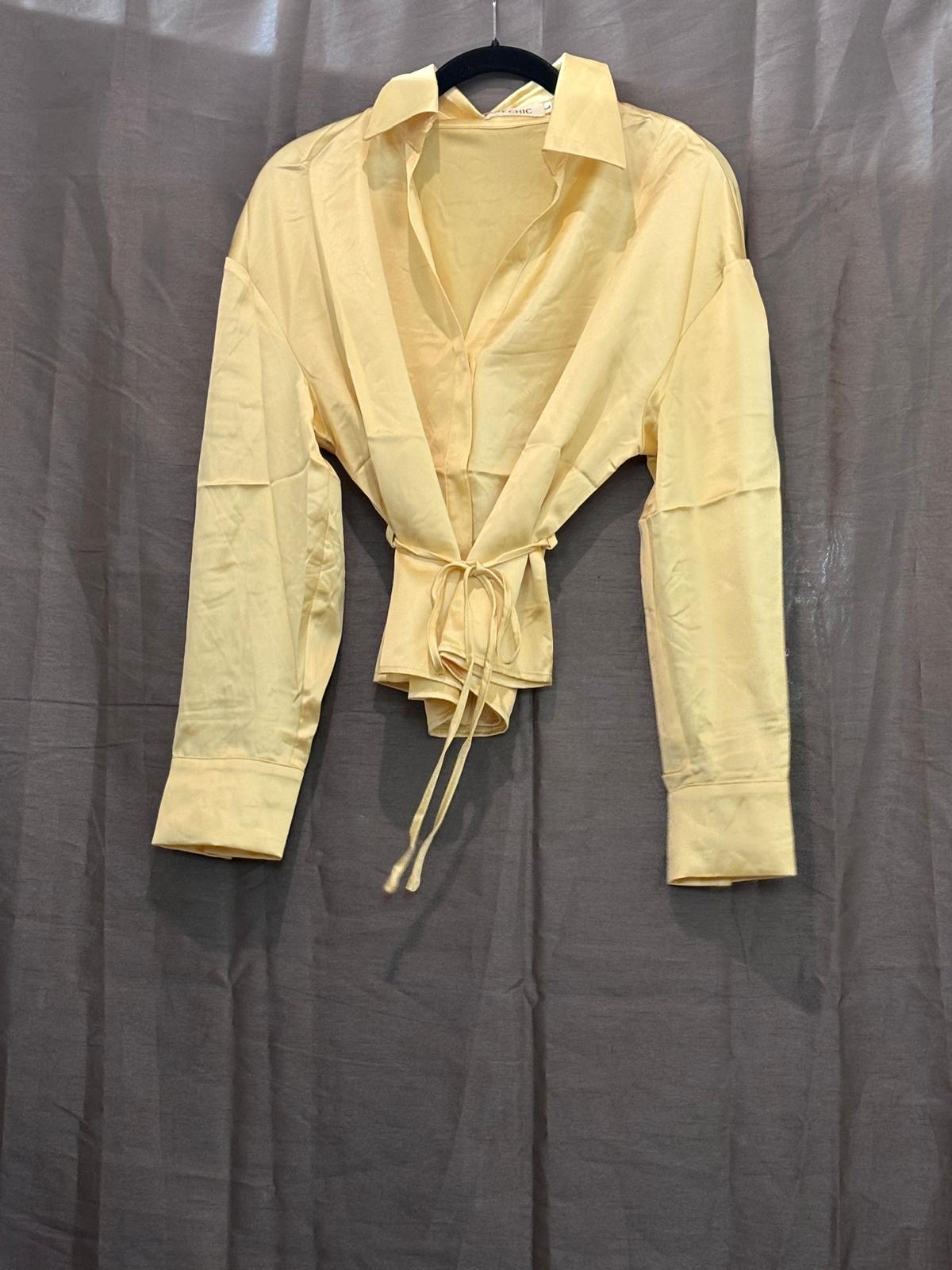 Chemise satinée cache-cœur à ceinture nouée