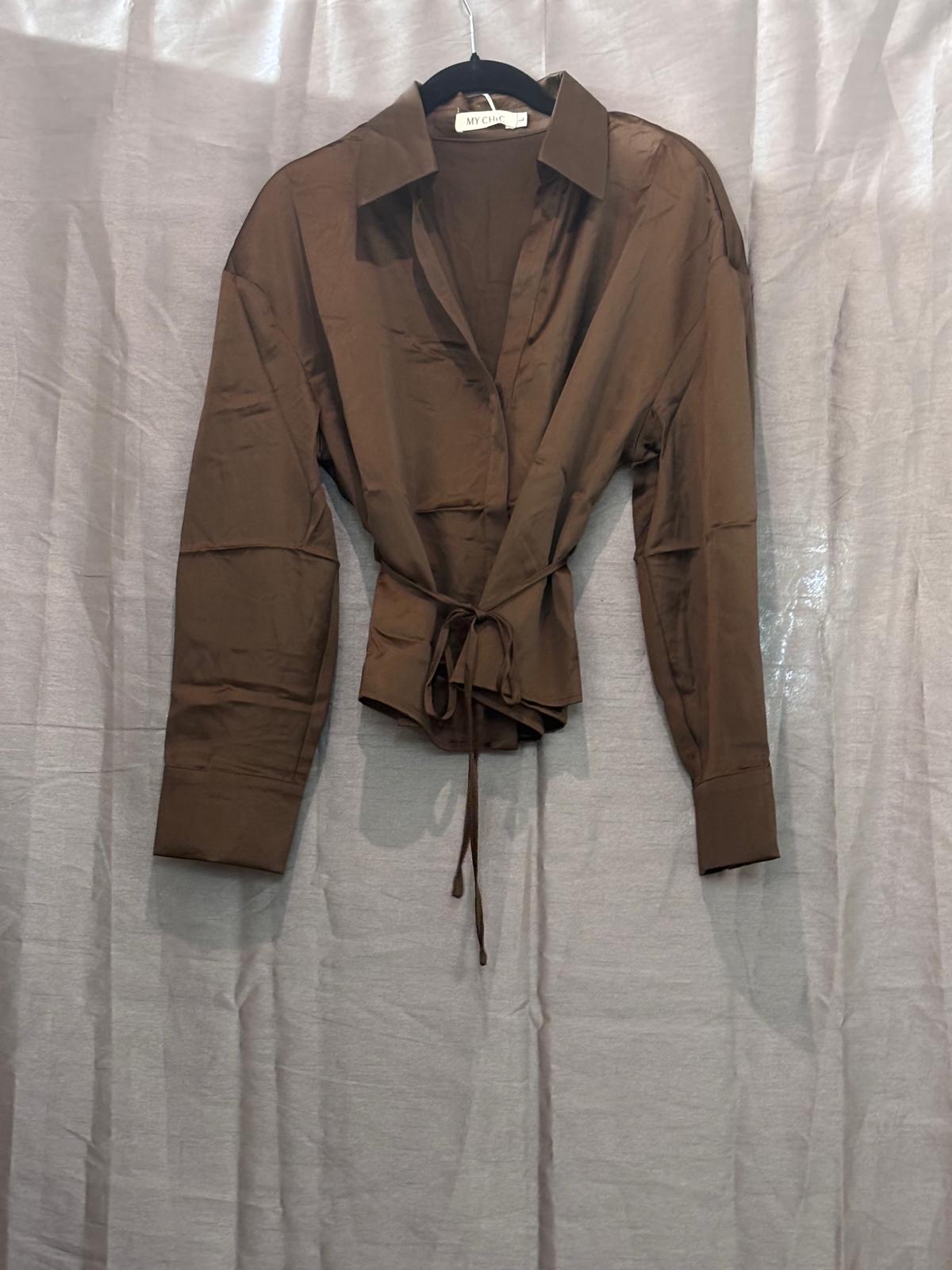 Chemise satinée cache-cœur à ceinture nouée