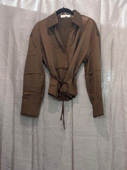 Chemise satinée cache-cœur à ceinture nouée